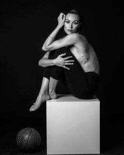 Dora Panteli feet photo thumbnail