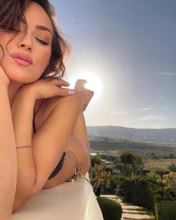 Dora Panteli feet photo thumbnail