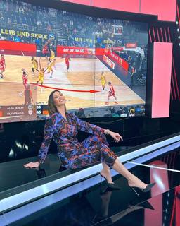 Dora Panteli feet photo thumbnail