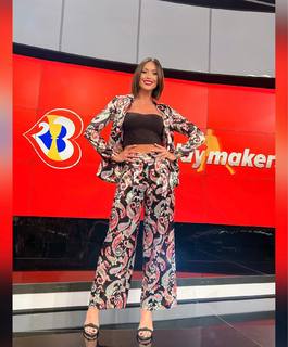 Dora Panteli feet photo thumbnail