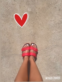 Dora Panteli feet photo thumbnail