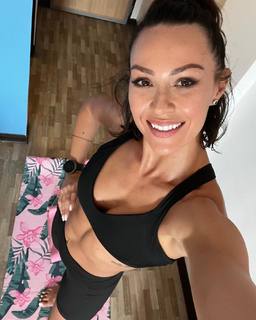 Dora Panteli feet photo thumbnail