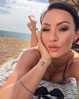 Dora Panteli feet photo thumbnail