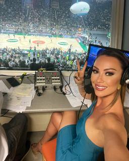 Dora Panteli feet photo thumbnail