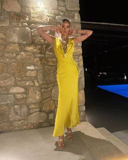 Dora Panteli feet photo thumbnail