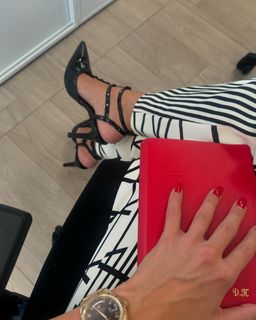 Dora Panteli feet photo thumbnail