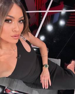 Dora Panteli feet photo thumbnail