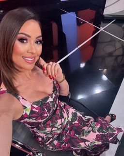 Dora Panteli feet photo thumbnail