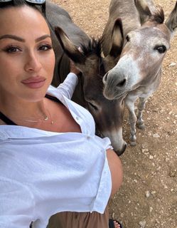 Dora Panteli feet photo thumbnail