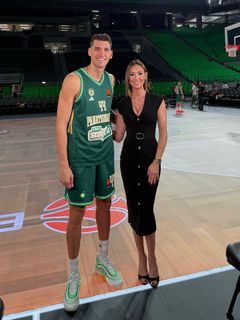 Dora Panteli feet photo thumbnail