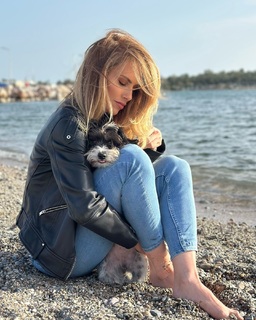 Doretta Papadimitriou feet photo thumbnail