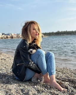 Doretta Papadimitriou feet photo thumbnail