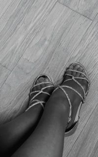 Doretta Papadimitriou feet photo thumbnail