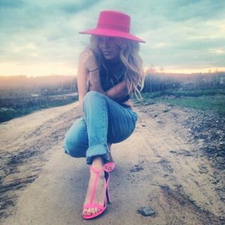 Dorota Rabczewska feet photo thumbnail