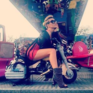 Dorota Rabczewska feet photo thumbnail