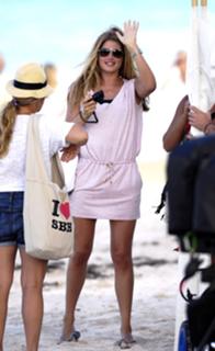 Doutzen Kroes feet photo thumbnail
