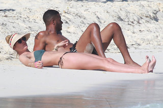 Doutzen Kroes feet photo thumbnail