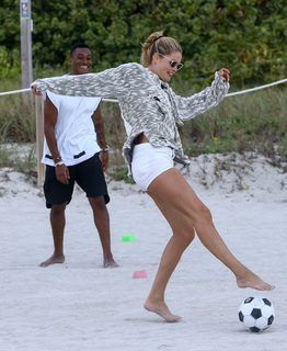 Doutzen Kroes feet photo thumbnail