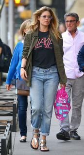 Doutzen Kroes feet photo thumbnail