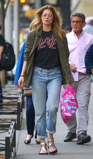 Doutzen Kroes feet photo thumbnail