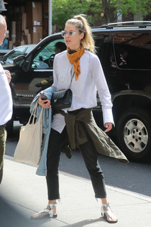 Doutzen Kroes feet photo thumbnail