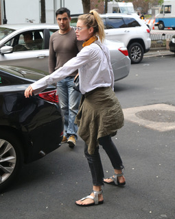 Doutzen Kroes feet photo thumbnail