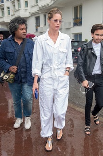 Doutzen Kroes feet photo thumbnail