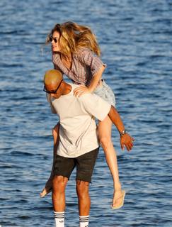 Doutzen Kroes feet photo thumbnail
