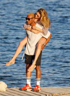 Doutzen Kroes feet photo thumbnail