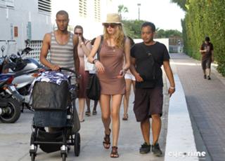 Doutzen Kroes feet photo thumbnail