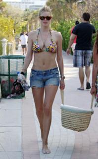 Doutzen Kroes feet photo thumbnail