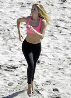 Doutzen Kroes feet photo thumbnail