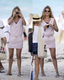 Doutzen Kroes feet photo thumbnail