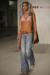 Doutzen Kroes feet photo thumbnail