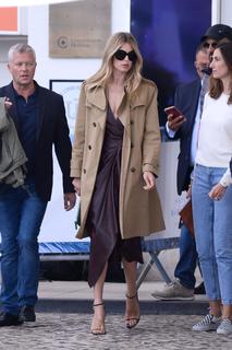 Doutzen Kroes feet photo thumbnail