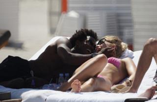 Doutzen Kroes feet photo thumbnail