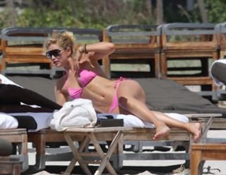 Doutzen Kroes feet photo thumbnail