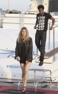 Doutzen Kroes feet photo thumbnail