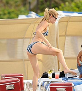 Doutzen Kroes feet photo thumbnail