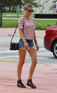 Doutzen Kroes feet photo thumbnail