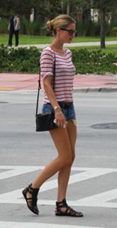 Doutzen Kroes feet photo thumbnail