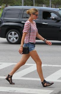 Doutzen Kroes feet photo thumbnail