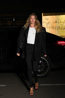 Doutzen Kroes feet photo thumbnail