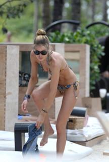 Doutzen Kroes feet photo thumbnail
