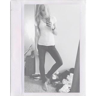 Dove Cameron feet photo thumbnail