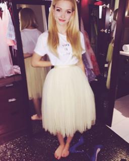 Dove Cameron feet photo thumbnail