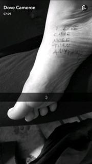Dove Cameron feet photo thumbnail