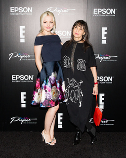 Dove Cameron feet photo thumbnail
