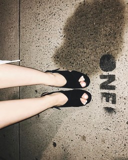 Dove Cameron feet photo thumbnail
