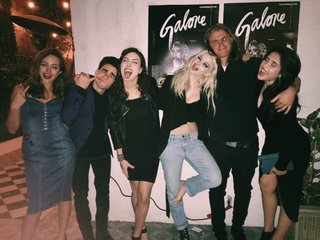 Dove Cameron feet photo thumbnail